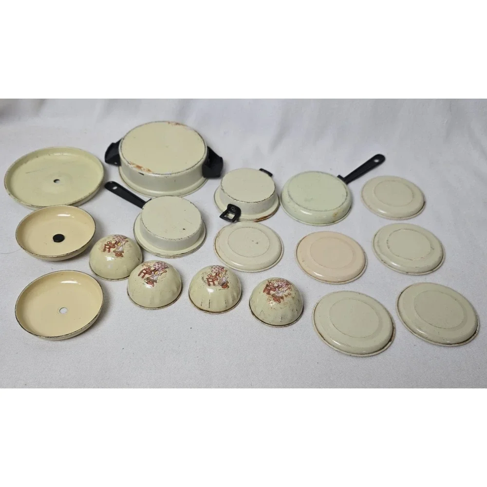 Vtg Holly Hobbie Sunbonnet Sue Metal Kitchen Set Cups Plates Pans‎ 17pc